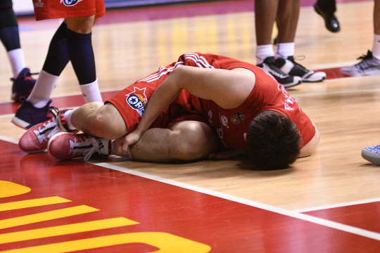 12일 경기도 고양체육관에서 열린 고양 오리온과 인천 전자랜드의 경기에서 1쿼터 도중 왼발목 부상을 당한 이승현이 고통스러워 하고 있다. 사진=KBL 제공